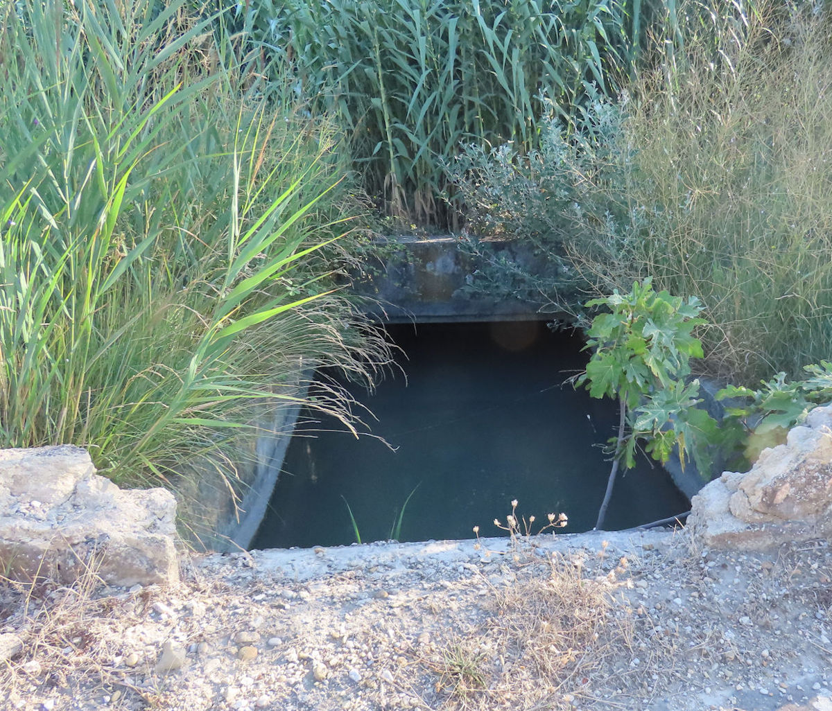 le canal passe sous la déviation